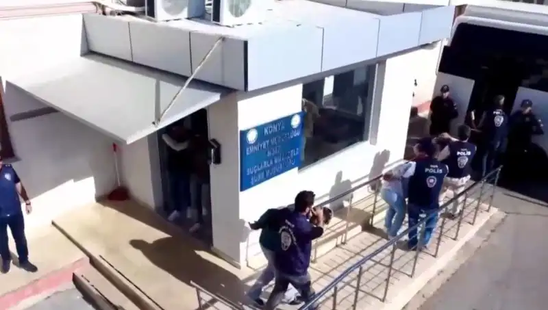 Türkiye'de Dolandırıcılık Çetelerine Dev Operasyon: 13 Tutuklama!