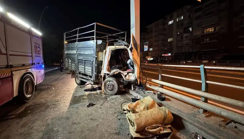 Uşak'ta Kamyonet Yön Tabelasına Çarptı: Sürücü Hastaneye Kaldırıldı