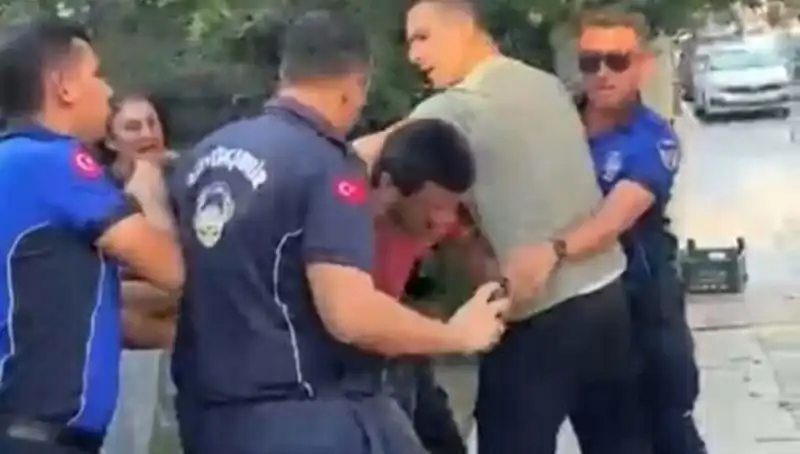 Sokak Ortasında Seyyar Satıcıya Zabıta Müdahalesi: Şok Edici Anlar!