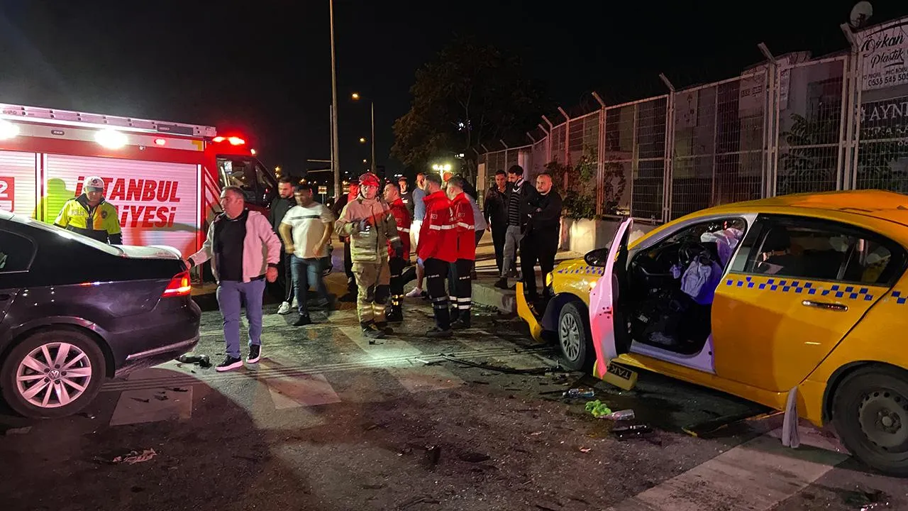 İstanbul’da Taksi ile Otomobil Çarpıştı: 10 Kişi Yaralandı