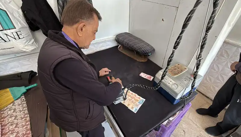 47 Yıllık Terzi Ahmet'in Dikkat Çeken Para Ütüleme Ritualı