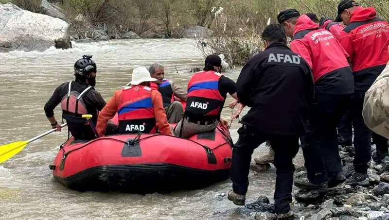 Zap Suyu'nda Mahsur Kalan Dört Kişi Kurtarıldı!