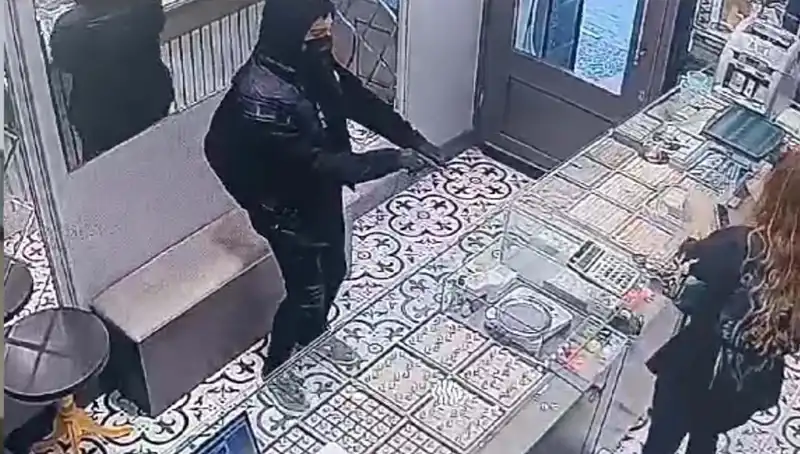 Soygun Girişimi: Hırsızlar Dolaba Takılıp Yakalandı!