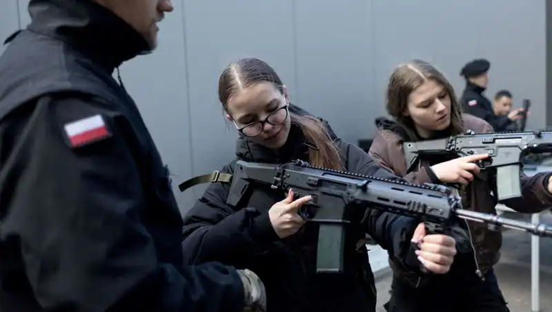 Polonya'da Savaşa Hazırlık Süreci: Siviller de Askeri Eğitime Katılıyor