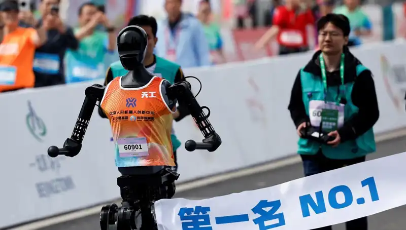 Çinli Robotlar İnsanlarla Maraton Koştu: Yapay Zeka Sınırları Zorluyor