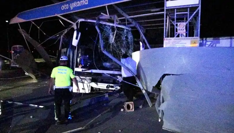 Otobüs Oto Yıkamaya Daldı: 8 Yaralı, Kazanın Sebepleri Neler?