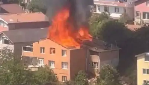İstanbul'da Yangın Paniği: Dört Kişi Kurtarılmayı Bekliyor