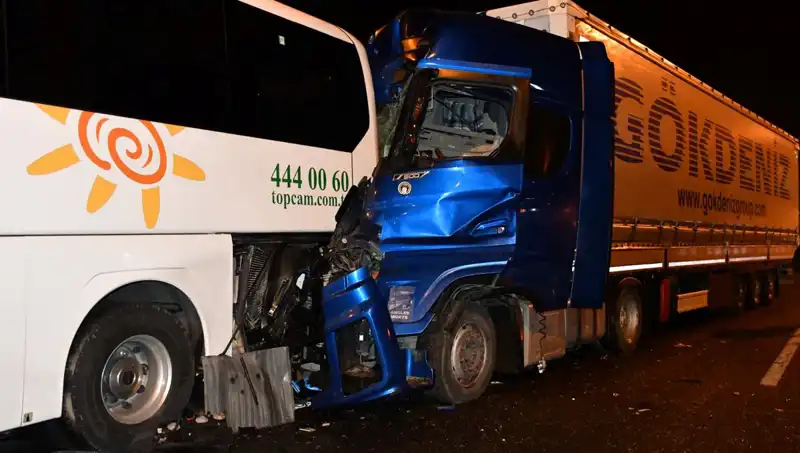 Tur Otobüsü Tırla Çarpıştı: 13 Kişi Yaralandı!