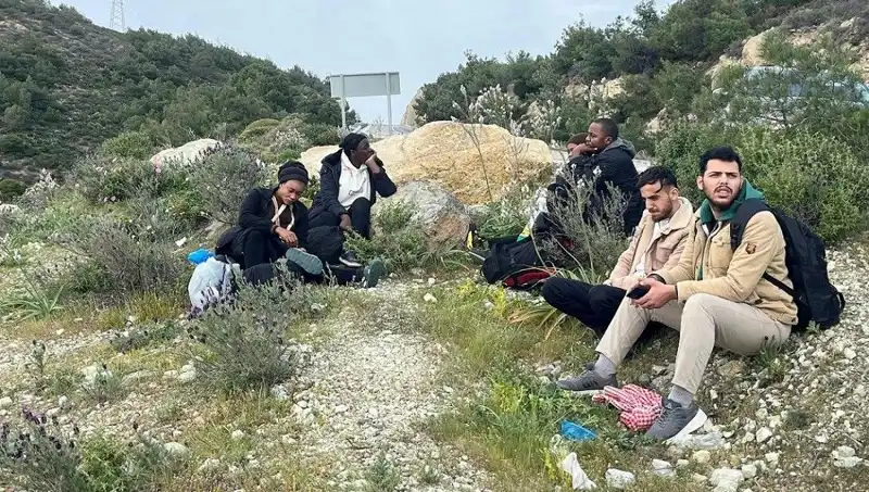 Düzensiz Göçmen Yakalanmaları: İki İlde 20 Kişi Ele Geçirildi