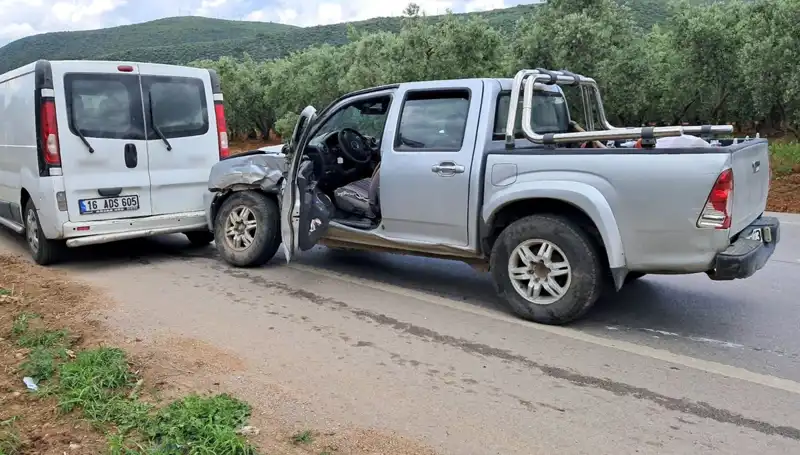 Bursa’da Minibüs ve Kamyonet Çarpıştı: İki Kişi Yaralandı!