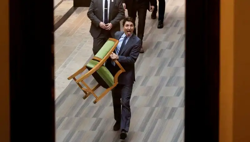 Trudeau, Sandalyeleriyle Konuşmasında Halkı Son Kez Şaşırttı