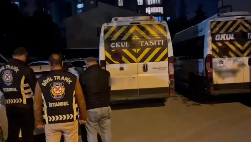 Türkiye'de Sosyal Medyayı Sarsan Görüntüler: İki Servis Sürücüsü Gözaltına Alındı