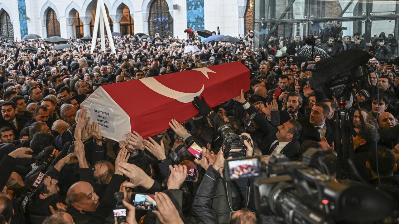 Ünlü Sanatçı FerdiTayfur Son Yolculuğuna Uğurlandı