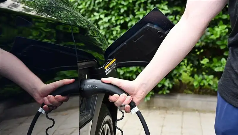 ABD'nin Gümrük Vergilerine Tepki: İngiltere Elektrikli Araç Üreticilerini Destekliyor