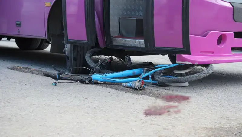 Küçük Çocuğun Bisikletiyle Yaşadığı Korkunç Kaza: Otobüs Altında Kalmak Neyi Değiştiriyor?