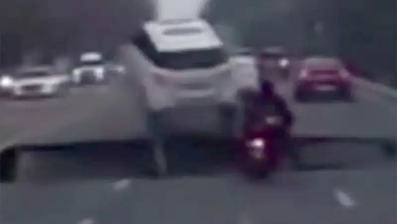 Güney Kore Otoyolunda Dev Çukur: Motosiklet Bir Anda Yutuldu!