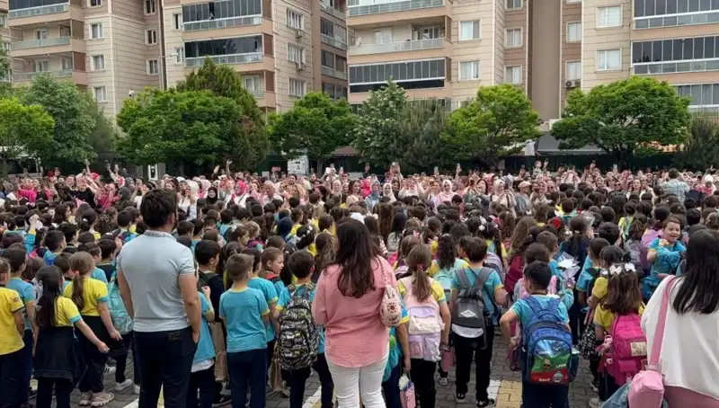 Öğrencilerden Annelere Duygu Dolu Sürpriz: Gözyaşları Sel Oldu