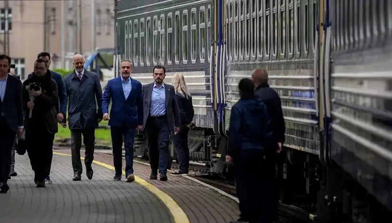 Dışişleri Bakanı Fidan, Ukrayna'da İkili Görüşmelerle Dikkatleri Üzerine Topladı