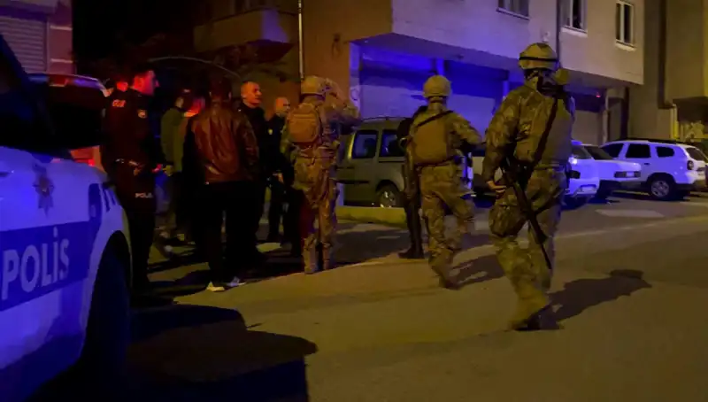 Balkondan Tüfekle Ateş Açan Şahsın Olayı: Polis İle Gergin Bekleyiş