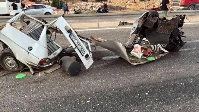 Bariyere Çarpan Araçta Yaşanan Feci Kaza: Bir Ölü, Bir Yaralı!