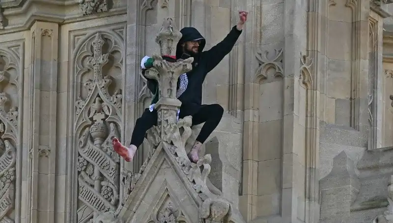 Londra'da Filistin Bayrağıyla Big Ben'e Tırmanan Protestocu Gözaltına Alındı