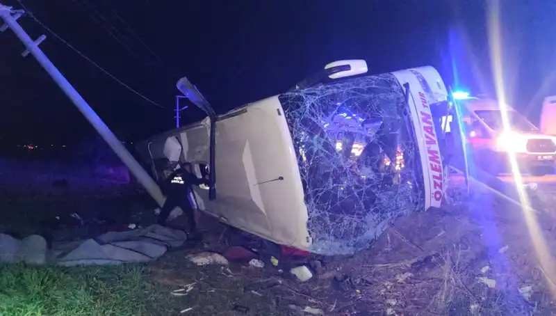 Van'da Yolcu Otobüsü Devrildi: Korkutan Kaza Sonrası 28 Yaralı