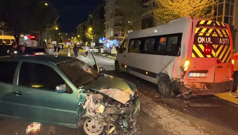 Otomobil Servis Minibüsüne Çarpınca 6 Kişi Yaralandı: Kaza Anı Gözü Korkuttu