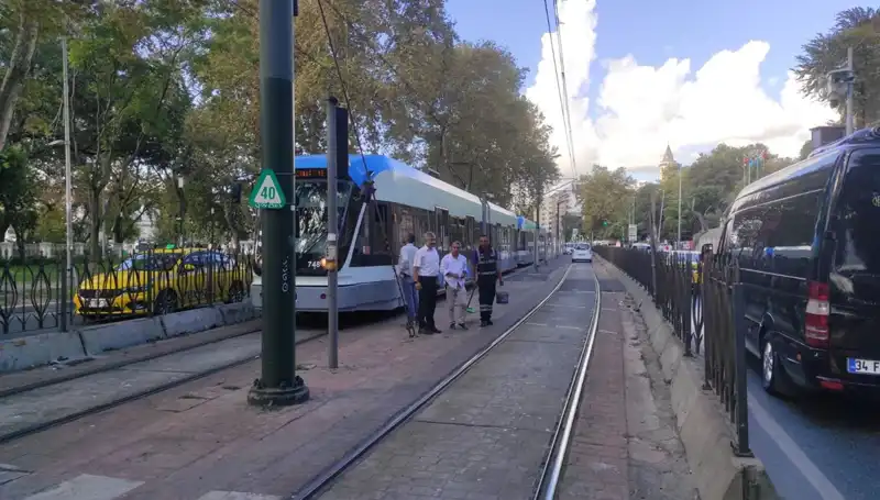 Beyoğlu'nda Tramvay Yayaya Çarptı: O Anlar Kayıtlara Geçti