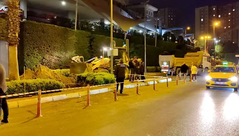 AVM girişinde doğalgaz alarmı: Müşteriler panik içinde dışarı koştu