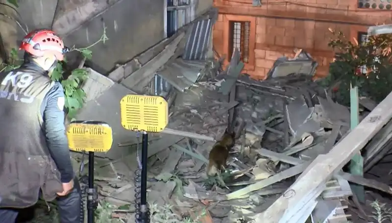 İstanbul'da Deprem Sonrası Çöken Bina: Kriz Anı ve Kurtarma Çalışmaları