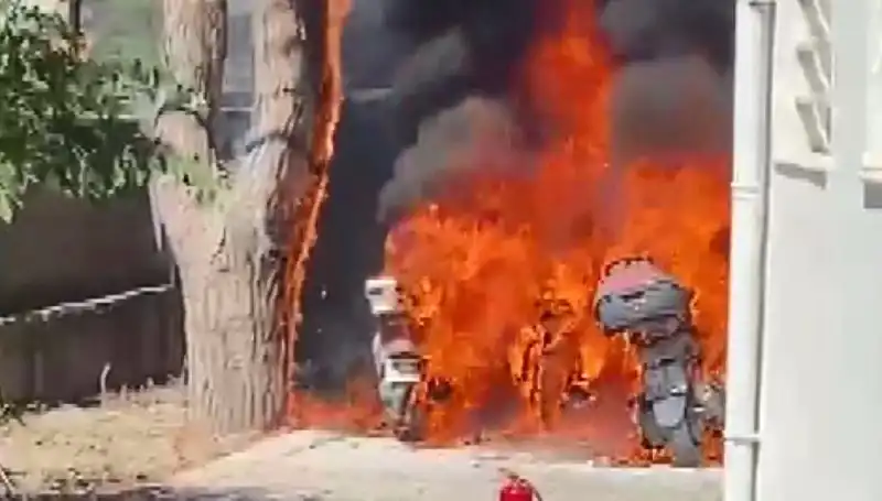 Park Halindeki 6 Motosikletin Alev Alev Yanışı Şok Etti