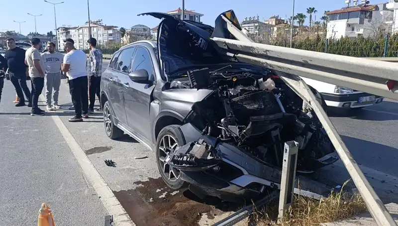 Kaza Kaçınmak İçin Bariyerlere Çarpan Araçtan Şok Edici Detaylar