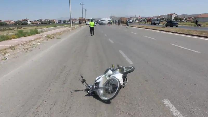 Dur İhtarıyla Geçmeyen Sürücü, Polis Aracına Çarparak Kaçtı