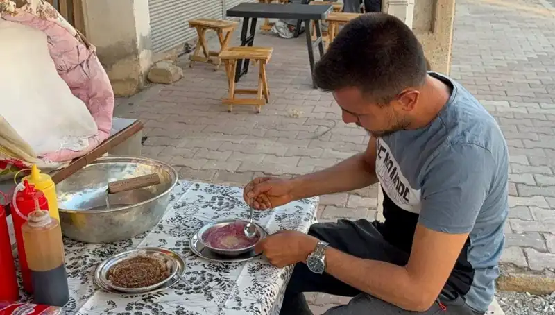 Toros Dağları'nın Zirvesinden Topladığı Doğal Ürünleri 50 TL'ye Satıyor
