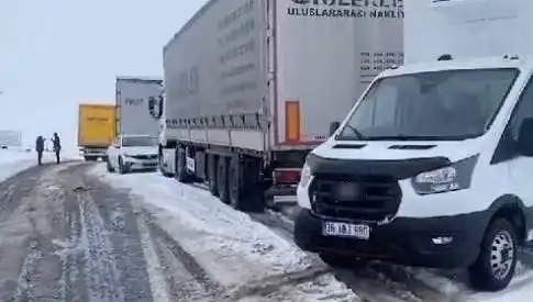Kars-Ardahan Karayolunda Kar Yağışı Hayatı Felç Etti: TIR'lar Yolda Kaldı!