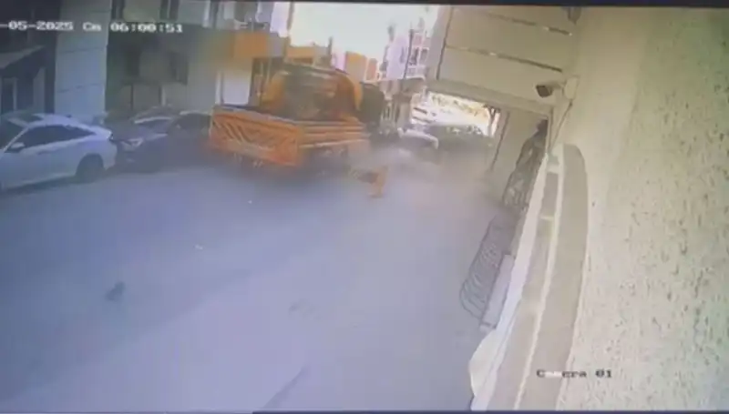 Kontrolden Çıkan Vinç, 23 Aracın Yerle Bir Olmasına Neden Oldu