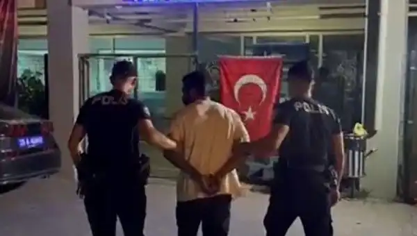 İzmir'de 18 Yıl 9 Ay Hapis Cezasıyla Aranan Firari Suçlu Yakalandı