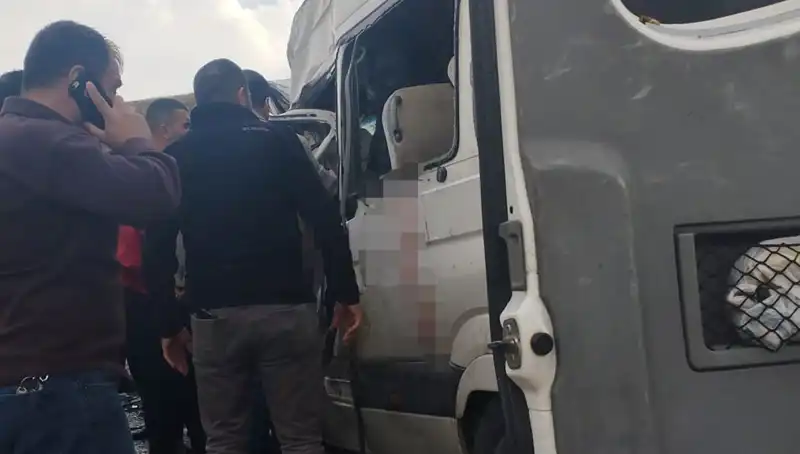 Van'da Minibüs ile Kamyonet Çarpıştı: Can Kayıpları ve Yaralılar Var
