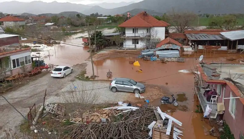Burdur'da Şiddetli Yağışlar: Evler ve Ahırlar Sular Altında Kaldı