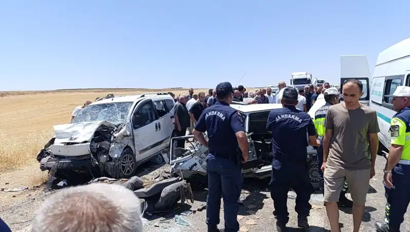 Otomobil ve Hafif Ticari Araç Çarpıştı: Feci Kaza 4 Can Aldı