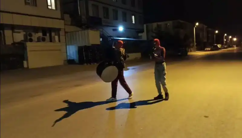 Erzincan Sokaklarında Sahur Coşkusu: Örümcek Adamlar Davul Zurna İle Buluştu