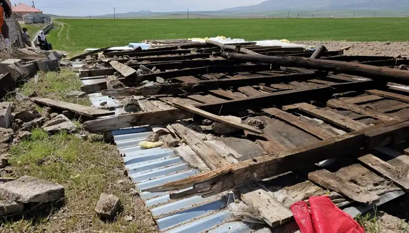 Bitlis'te Şiddetli Fırtına Hayatı Olumsuz Etkiledi!
