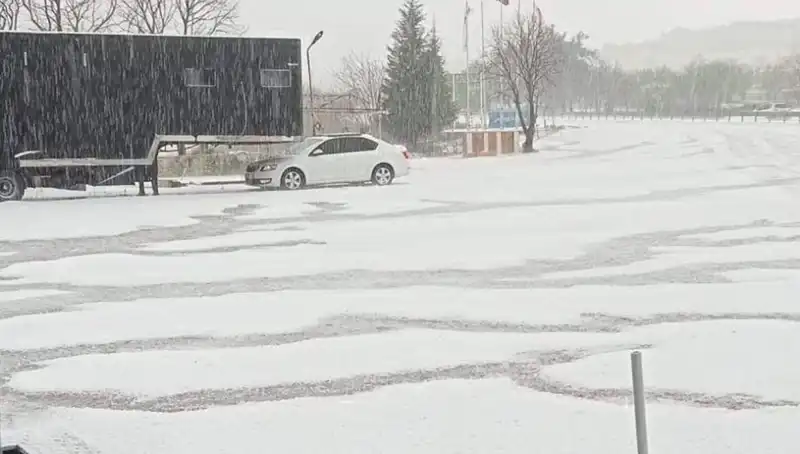Tekirdağ'da Buz Gibi Hava: Ceviz Büyüklüğünde Dolu Damlaları Şehirde Etkili Oldu!