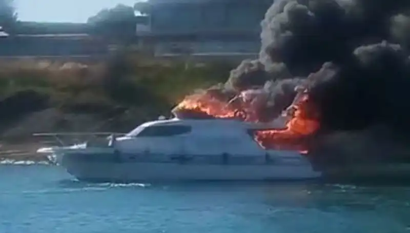 Çeşme Marina'da Yangın Paniği: Motoryat Alev Alev Yandı!