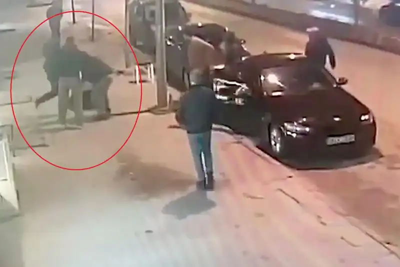 Bacak Kıran Park Yeri Kavgası: Üç Kişinin Saldırısı Gözler Önünde Gerçekleşti