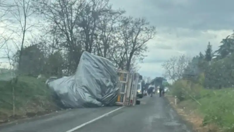 Tekirdağ'da Saman Yüklü TIR Faciası: Devrilen Araçta Bir Yaralı