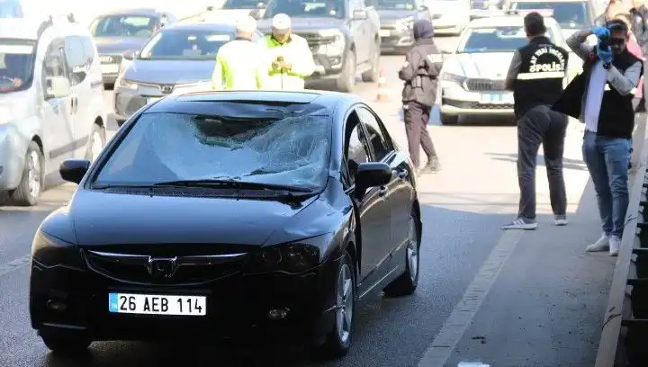 Polis Kimlik Sordu, Genç Koşarak Köprüden Atlarken Arabanın Üstüne Düştü