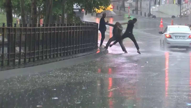 İstanbul ve İzmir İçin Meteorolojiden Turuncu Kodlu Alarm: Hava Durumunu Kaçırmayın!