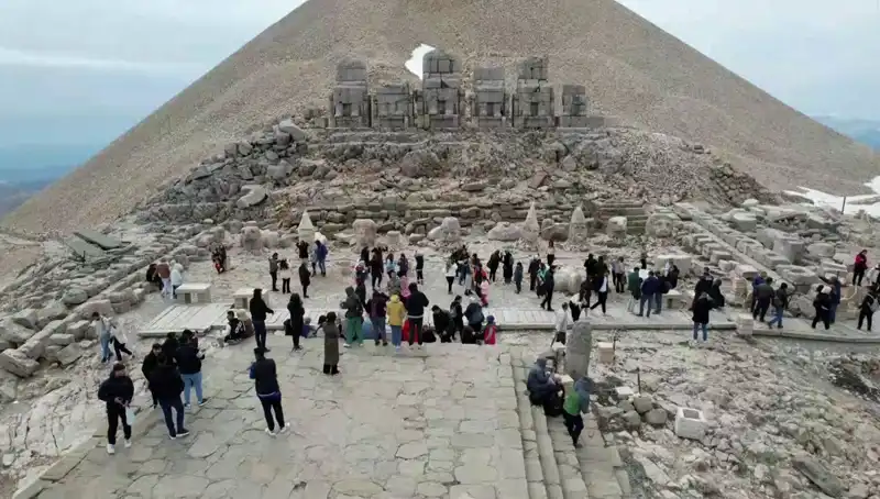 Bayramda Nemrut Dağı’nda Yoğunluk: Ziyaretçi Akını Başladı!