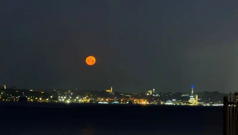 İstanbul'da "Çilek Dolunayı" Işıltısıyla Şehir Güzelleşti